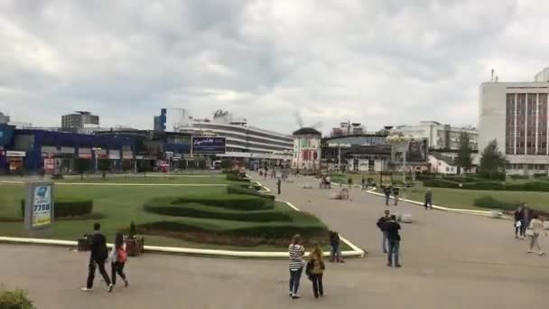 Minsk, Bělorusko, skupina lidí kráčející před budovou — Stock video