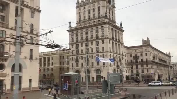 Minsk, Vitryssland, En stadsgata framför en byggnad — Stockvideo