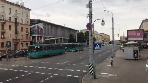 Minsk, Weißrussland, Eine Gruppe Menschen überquert eine Straße in der Stadt — Stockvideo