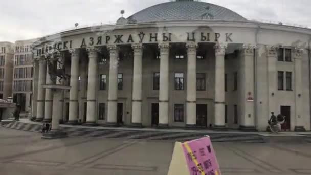 Minsk, Vitryssland, En stor byggnad — Stockvideo