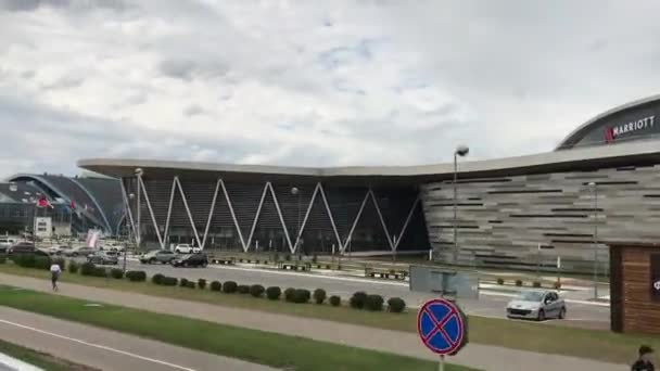 Mińsk, Białoruś, Samolot zaparkowany z boku budynku — Wideo stockowe