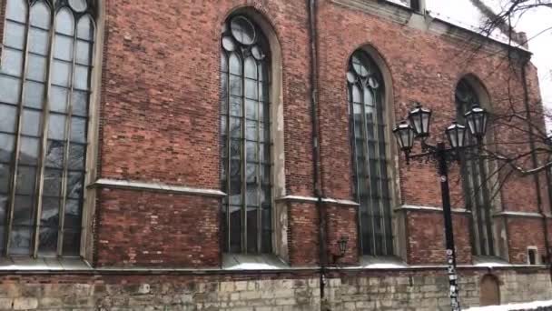 Riga, Lettonia, Un primo piano di un edificio in mattoni — Video Stock