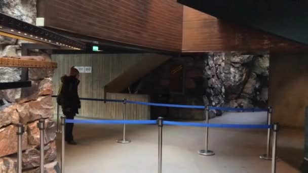 Helsingfors den 20 februari 2017: En person som står i ett rum — Stockvideo