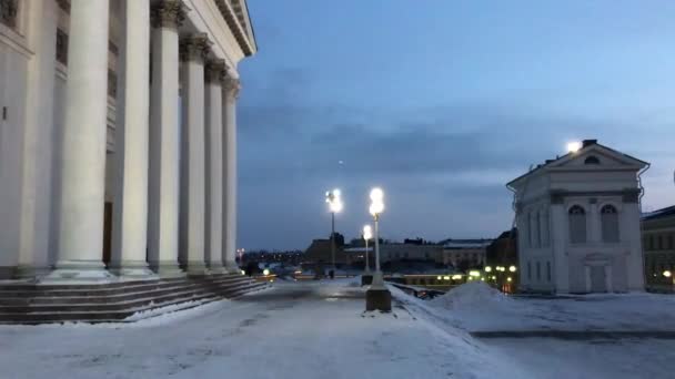 Helsinki, Finnland, Ein großer Turm mit einer Uhr an der Seite eines Gebäudes — Stockvideo