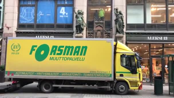Helsinki, Finland, 20 februari 2017: Een vrachtwagen op straat — Stockvideo