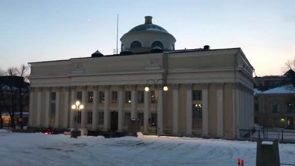 Helsinki, Finlandia, Un edificio cubierto de nieve — Vídeo de stock
