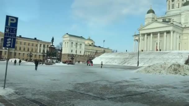 Helsinki, Finlandiya, bir grup insan bir binanın önünde yürüyor — Stok video