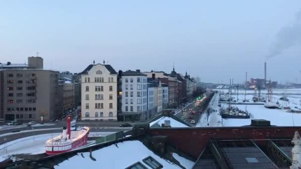 Helsinki, Finnland, Ein Boot, das an einem Dock festgemacht hat — Stockvideo