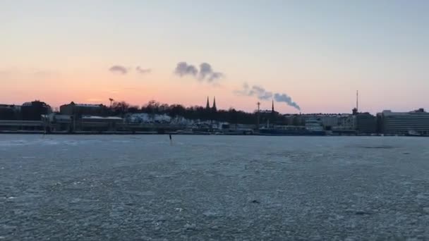 Helsinki, Finnland, Ein großes Gewässer — Stockvideo