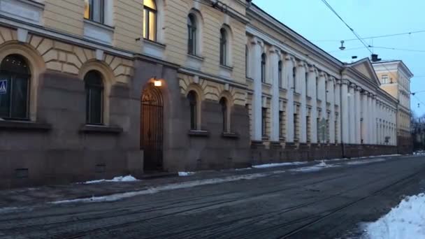 Helsinki, Finlandia, Un edificio que tiene un cartel al lado de una carretera — Vídeo de stock