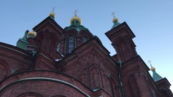 Helsinki, Finnland, Ein großer Ziegelturm mit einer Uhr an der Seite eines Gebäudes — Stockvideo