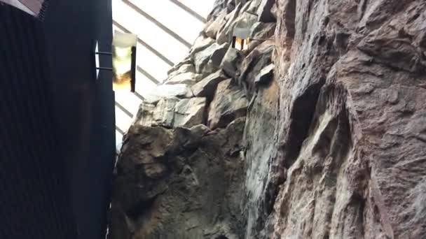 Helsinki, Finnland, Ein Schild auf einem Felsen — Stockvideo