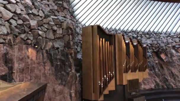 Helsinki, Finland, Een oud stenen gebouw — Stockvideo