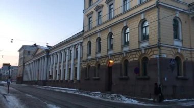 Helsinki, Finlandiya, Binanın önündeki bir caddeye yakın çekim