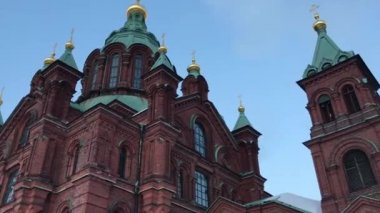 Helsinki, Finlandiya, tuğla binanın önünde saati olan bir kilise.