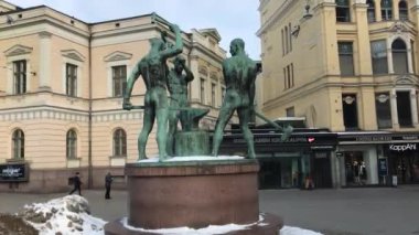 Helsinki, Finlandiya, Binanın önündeki heykel