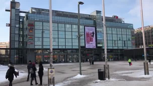 Helsinki, Finlândia, 20 de fevereiro de 2017: Um grupo de pessoas andando na rua da cidade — Vídeo de Stock