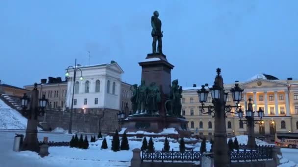 Хельсинки, Финляндия, Группа людей перед зданием — стоковое видео