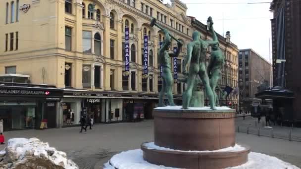 Helsinki, Finlandia, Posąg przed budynkiem — Wideo stockowe