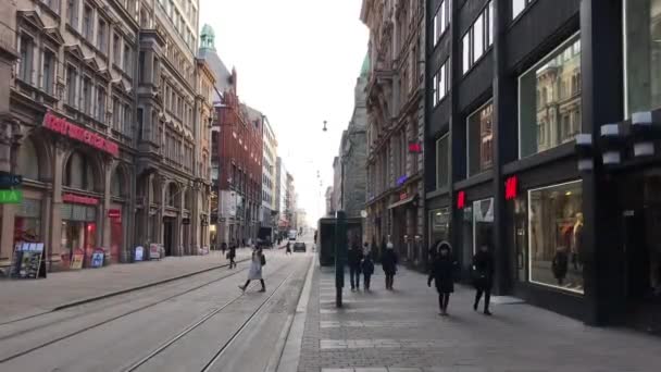 Helsinki, Finlândia, 20 de fevereiro de 2017: Um grupo de pessoas andando na rua da cidade — Vídeo de Stock