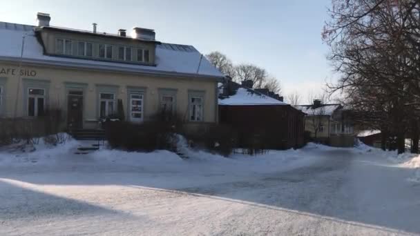 Helsinki, Finnland, Ein Haus mit einem Schild am Straßenrand — Stockvideo