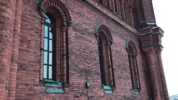 Helsinki, Finlande, Une horloge sur le côté d'un bâtiment en brique — Video