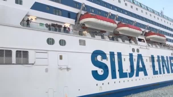 Helsinki, Finlande, Un bus stationné sur le côté d'un bâtiment — Video