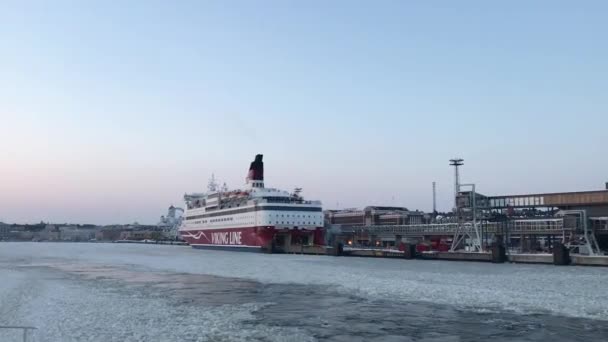 Helsinki, Finland, Een groot schip in het water — Stockvideo