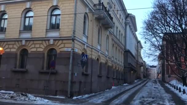 Helsinki, Finnland, Ein Schild an der Seite eines Gebäudes — Stockvideo