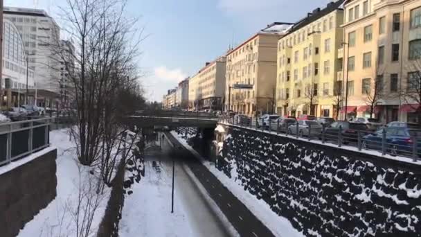 Helsinki, Finlandia, Una calle de ciudad cubierta de nieve — Vídeos de Stock