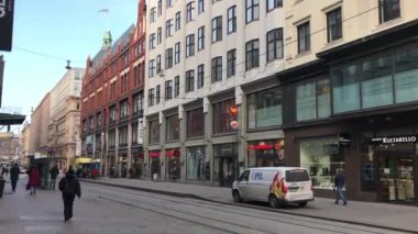 Helsinki, Finlandiya, bir grup insan şehir caddesinde yürüyor