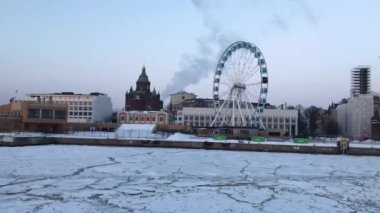 Helsinki, Finlandiya, Bir su kütlesi üzerindeki köprü