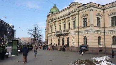 Helsinki, Finlandiya, 20 Şubat 2017: Bir binanın önünde yürüyen insanlar