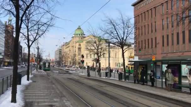 Helsinki, Finlandia, sekelompok orang berjalan di jalan kota — Stok Video