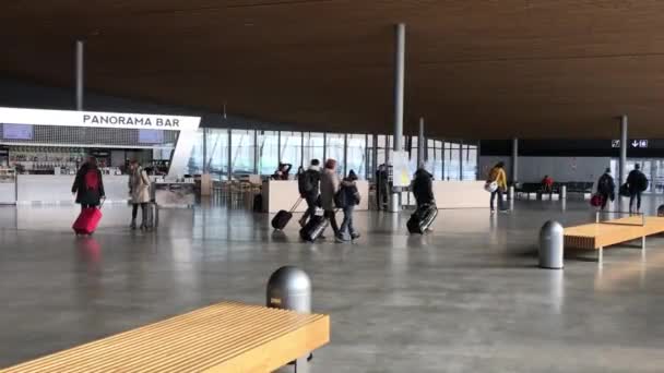 Helsinki, Finlandiya, 20 Şubat 2017: Tahta bir masada yürüyen bir grup insan — Stok video