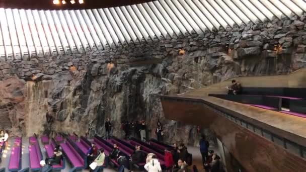 Helsinki, Finland, Een groep mensen die voor een gebouw staan — Stockvideo