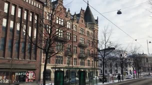 Helsinki, Finlandia, Una escena callejera con foco en el lado de un edificio — Vídeos de Stock