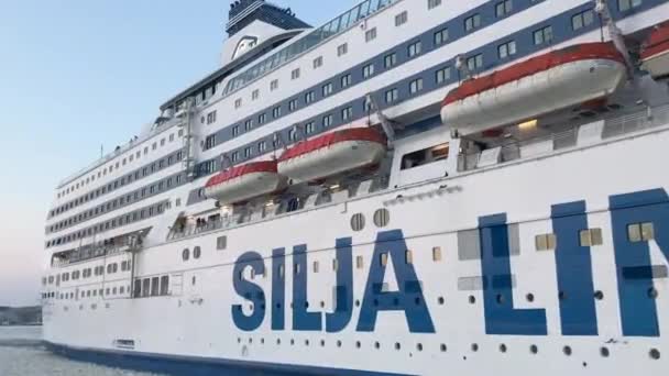 Helsinki, Finlandiya, Arkaplanda büyük bir gemi — Stok video