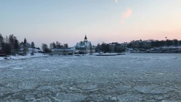 Helsinki, Finlande, Une rivière traverse une ville — Video