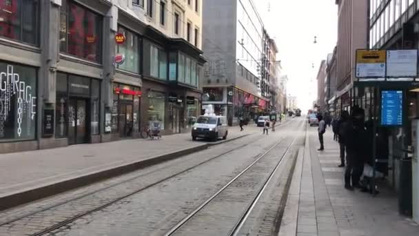 Helsinki, Finnland, Nahaufnahme einer belebten Stadtstraße — Stockvideo
