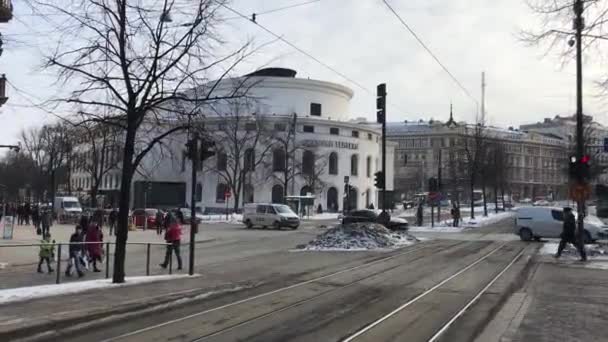 Helsinki, Finlande, Un groupe de personnes marchant dans la rue — Video