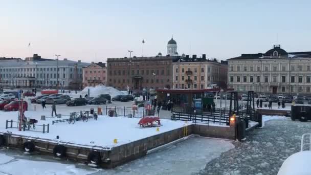 Helsinki, Finlandia, Un barco sentado en lo alto de un edificio — Vídeos de Stock