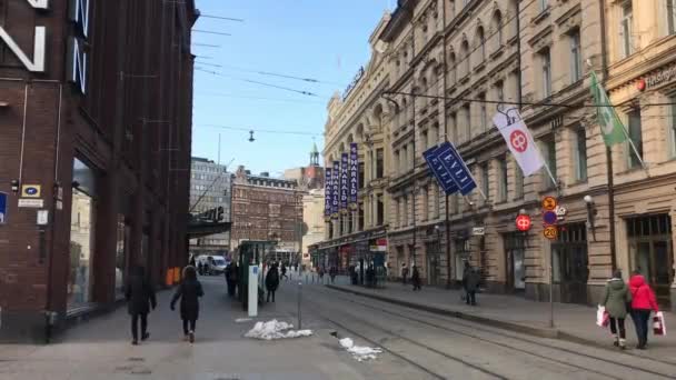 Helsinki, Finlandia, 20 de febrero de 2017: Un grupo de personas caminando por una calle de la ciudad — Vídeo de stock