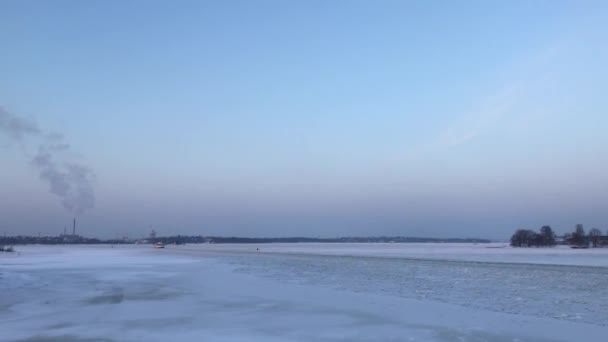 フィンランドのヘルシンキ海の隣の水 — ストック動画