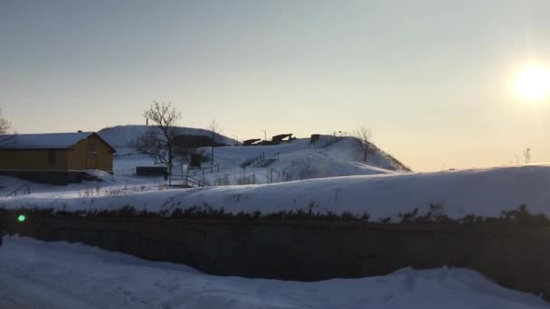 Helsinki, Finlandia, Znak z boku pokrytego śniegiem pola — Wideo stockowe