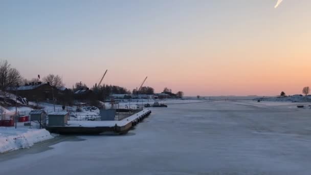 Helsinki, Finlândia, Um barco na água — Vídeo de Stock