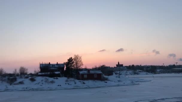 フィンランドのヘルシンキ雪に覆われた列車 — ストック動画