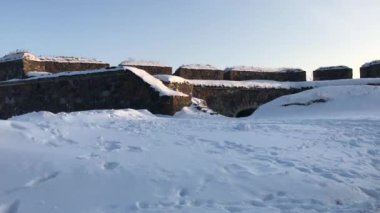 Helsinki, Finlandiya, Karla kaplı bir dağın tepesinde at süren bir adam
