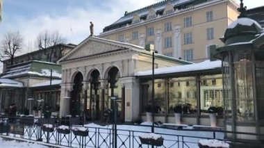 Helsinki, Finlandiya, bir binanın önünde bir grup insan