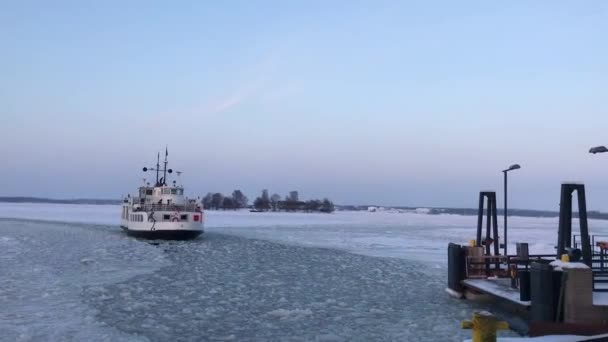 Helfeli, Финляндия, Большой корабль в водоеме — стоковое видео